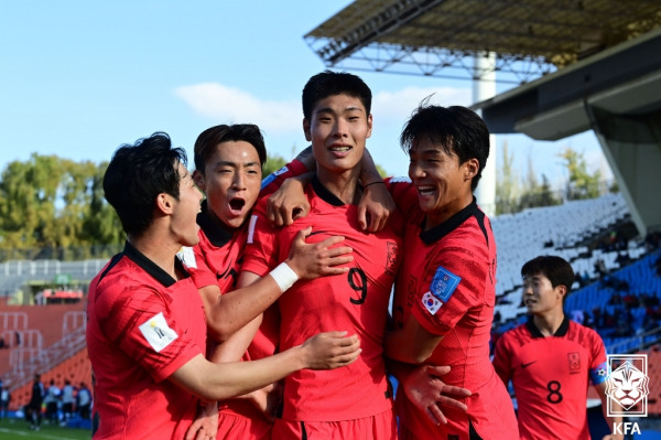 이영준(가운데)이 팀의 두 번째 골을 넣고 동료들과 기뻐하고 있다.(사진=KFA)