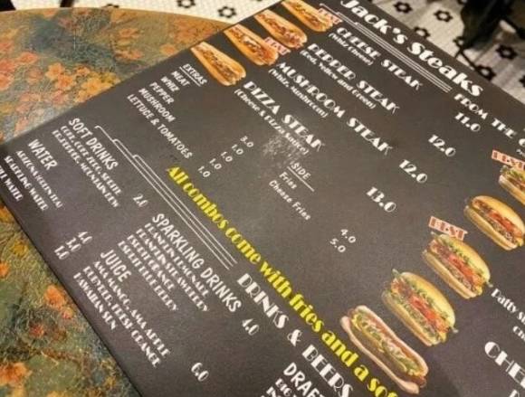 한글 표기 없이 영어로만 표기된 한국 카페, 음식점 등의 메뉴판. [사진=온라인 커뮤니티 캡처]