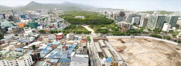 < 개발 앞둔 종묘 옆 세운지구 > 서울시가 사대문 인근 등 낙후한 도심을 개발하기 위해 문화재 주변 높이 기준 완화를 추진한다. 획일적인 높이 규제가 풀리면 도심 스카이라인이 다채로워지고 녹지공간도 확보할 수 있을 것으로 예상된다. 세계문화유산인 종묘 인근에 있어 수십 년째 개발이 지연된 세운2구역(왼쪽)과 4구역 일대.  김범준 기자