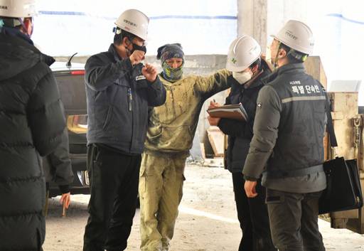 평택시 한 공사현장에서 안전보건공단 경기본부 특별단속팀이 현장 점검을 하는 모습. 경기일보DB