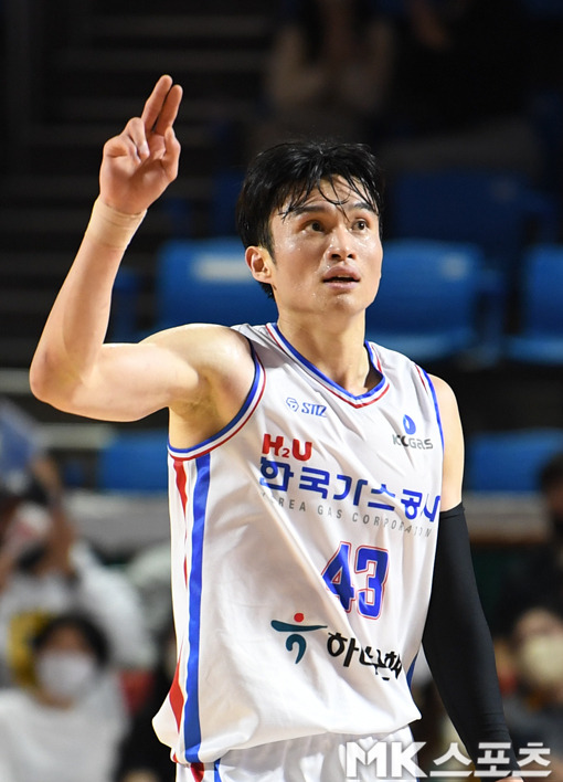 올해 KBL FA 중 가드 최대어로 꼽힌 이대성. 그는 국내 잔류가 아닌 해외 진출을 일찌감치 선언했다. 항상 새로운 도전을 마다하지 않았던 ‘대쉬’였기에 모두가 고개를 끄덕였다. 사진=김재현 기자