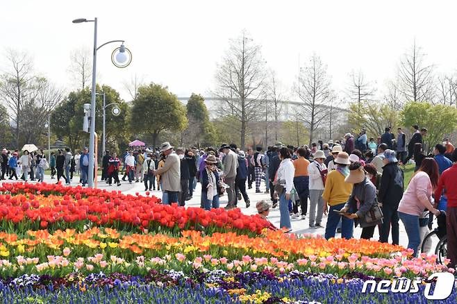 (순천=뉴스1) 김동수 기자 = 2023순천만국제정원박람회 개장 첫날인 1일 오전 전남 순천시 오천동 순천만국가정원을 찾은 관람객들이 정원을 살펴보고 있다. 2023.4.1/뉴스1  Copyright (C) 뉴스1. All rights reserved. 무단 전재 및 재배포 금지.