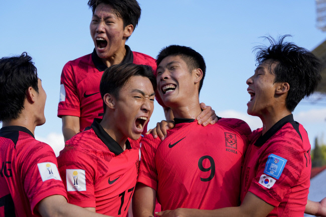 이영준(오른쪽 두 번째)이 23일 오전(한국시간) 아르헨티나 멘도사 스타디움에서 열린 FIFA U-20 월드컵 F조 조별리그 1차전에서 후반 19분 골을 넣은 후 동료들과 기뻐하고 있다.  AP 연합뉴스