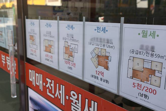 서울 시내 한 부동산 중개업소에 전세 및 월세 시세표가 붙어 있다. [연합]