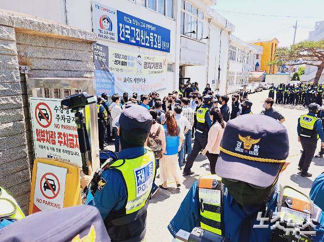 국가정보원과 경찰청 국가수사본부는 23일 국가보안법 위반 혐의를 받는 전교조 강원지부장 A씨의 사무실, 강릉 자택과 춘천 숙소, 차량 등을 압수수색했다. 진유정 기자