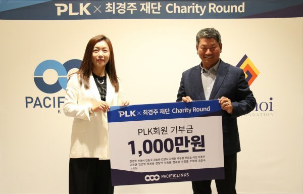 PLK 장옥영 대표이사(왼쪽)가 ‘PLK X 최경주 재단 Charity Round’를 마친 뒤 최경주 재단 이사장에게 PLK 회원 20명의 뜻을 모은 1000만 원을 꿈나무 육성 기금으로 전달하고 있다. 사진제공 | PLK