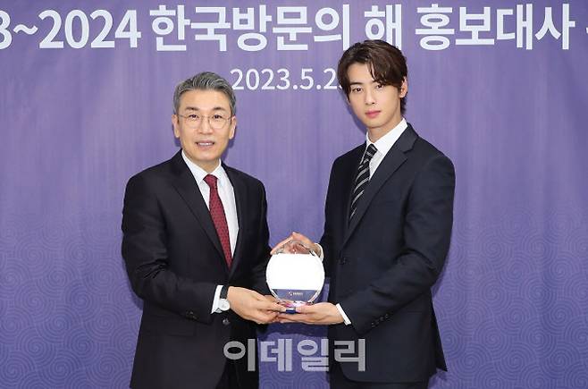 가수 겸 배우 차은우(오른쪽)가 2023~2024 한국방문의 해 홍보대사에 위촉됐다. 23일 서울 중구 하이커그라운드에서 열린 홍보대사 위촉식에서 이재환 한국관광공사 부사장(왼쪽)과 차은우가 기념촬영을 하고 있다. (사진=한국관광공사)