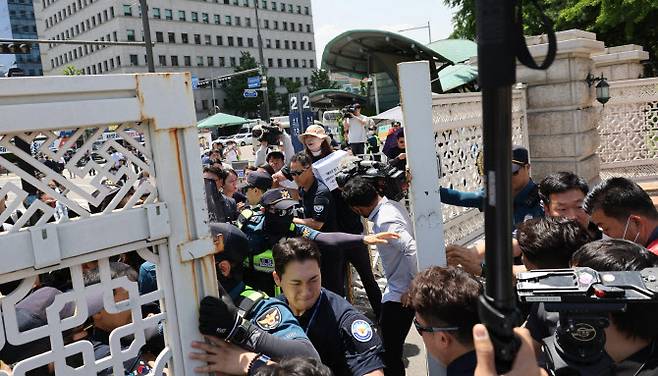 전세사기ㆍ깡통전세 피해자 전국 대책위원회와 문제해결을 위한 시민사회 대책위원회 관계자들이 23일 서울 여의도 국회 앞에서 ‘전세사기ㆍ깡통전세 피해자 기자회견’을 마치고 민원접수를 위해 국회 민원실로 향하다 경찰에 막히고 있다.(사진=연합뉴스)