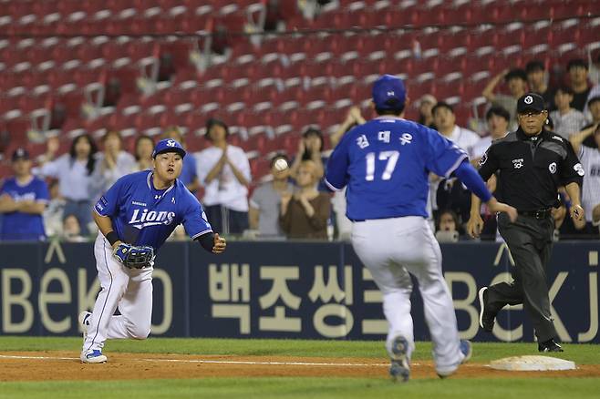 삼성 오재일(왼쪽)이 24일 잠실구장에서 열린 2023 KBO리그 정규시즌 두산전 9회말 정수빈의 안타성 타구를 어렵게 잡은 후 베이스 커버를 들어온 김대우에게 토스하고 있다. 정수빈은 아웃됐다. 비디오 판독을 했으나 번복되지 않았다. 사진제공 | 삼성 라이온즈