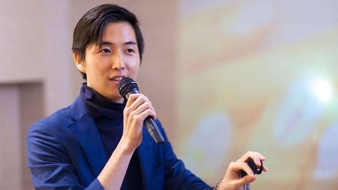 연설 중인 사업가의 모습