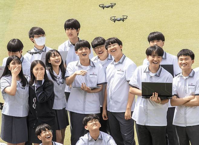 지난 22일 경기 안산시 한국디지털미디어고에서 1학년 학생들이 직접 코딩한 프로그램을 이용해 드론을 조종하고 있다. 최근 학령 인구가 급감하고 있지만, 이 학교는 올해 신입생 경쟁률이 5.5대1을 기록할 정도로 인기를 얻고 있다. /김지호 기자