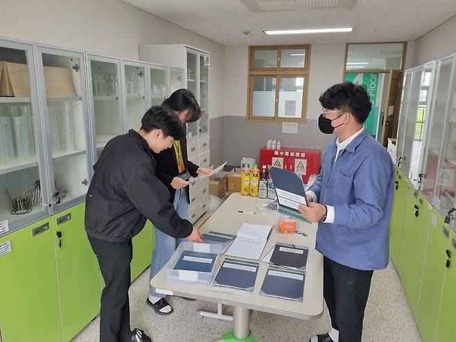 세종시교육청 관내 학교에서 안전점검을 진행하는 모습. / 뉴스1