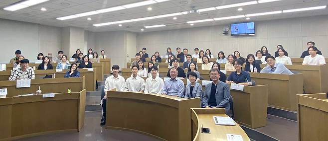 이무원(앞줄 오른쪽부터) 연세대 경영대학 교수, 조화순 기아 사외이사(연세대 교수), 정의선 현대차그룹 회장이 학생들과 기념사진을 찍고 있다./연세대 제공