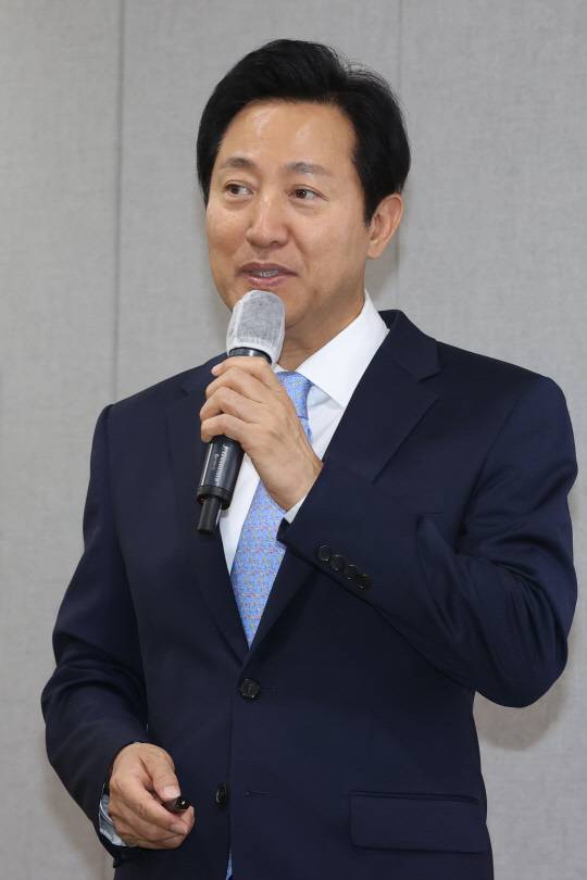 오세훈 서울시장이 24일 오전 서울시청 브리핑룸에서 열린 '정원도시 서울'기자설명회에서 구상을 발표하고 있다. 연합뉴스 제공.