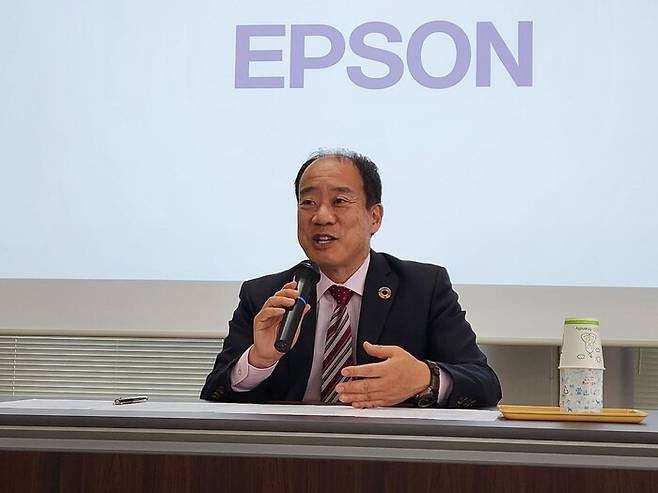 오가와 야스노리 세이코엡손 대표가 23일 일본 나가노현 스와시의 엡손 본사에서 기자 질문에 답하고 있다. 옥기원 기자 a href=\"mailto:ok@hani.co.kr\"ok@hani.co.kr/a