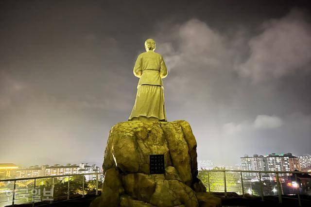 정읍사문화공원의 망부상. 백제가요 정읍사를 재해석해 행상 나간 남편을 기다리는 아내상을 세워놓았다.
