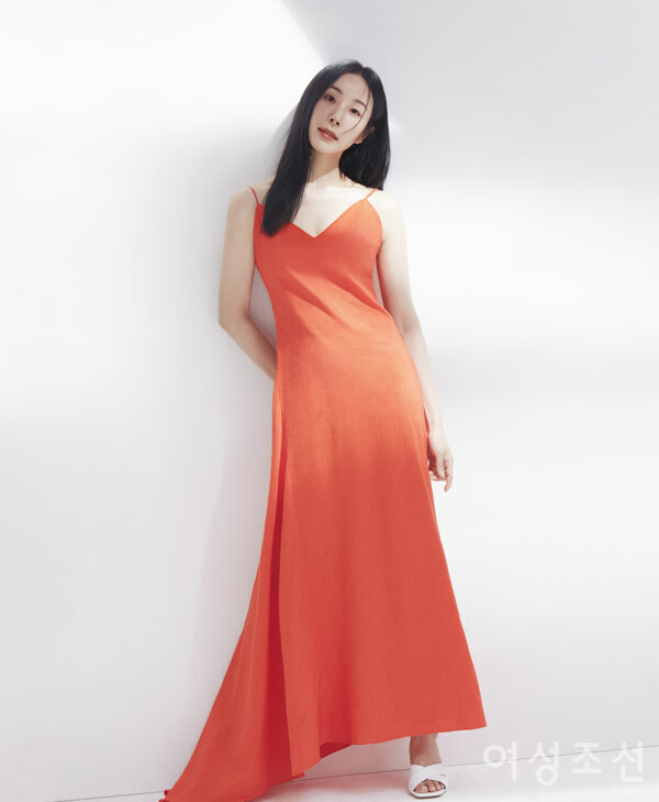 Actress Ha Da-gam graced the cover of the magazine.On June 24, the relaxed atmosphere of the Chosun Broadcasting Company cover, which was released by Bibby Entertainment, attracts attention.In addition to a variety of sleeveless styling that gives a fresh yet chic appeal, the full-length skirt with a rich volume and a bright red-colored dress are perfect for a lovely and fresh visual.In the first TV broadcast in June, CHOSUN Lady Durian played the role of Lee Eun-sung.It is a role that emphasizes dignity and culture, so I have been very careful about various things such as eating and conversation manners as well as luxurious styling.He said that he is famous for his thorough self-management, but he is very generous to others, but he is strict with himself. He never breaks his routine and always tries to keep it before and after shooting.iMBC  ⁇  Photo courtesy of Chosun Broadcasting Company