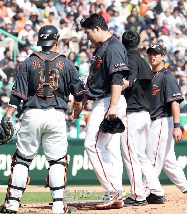 2023 KBO 프로야구 SSG랜더스와 한화이글스의 경기가 14일 오후 인천SSG랜더스필드에서 열렸다. 4회말 1사 투수 김민우가 에레디아의 타구에 팔을 맞고 그라운드에 쓰러졌다 일어난 후 교체되고 있다. 인천=김민규 기자 mgkim1@edaily.co.kr /2023.05.14/