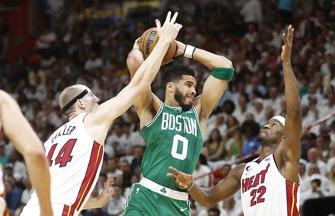 NBA 보스턴을 탈락 위기에서 구해낸 테이텀(가운데). EPA=연합뉴스