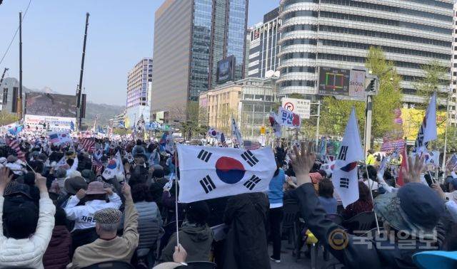 '한국교회연합'과 '광화문의애국시민들'이 9일 오후 서울 광화문광장에서 '2023 한국교회 자유통일을 위한 부활절 연합예배'를 드리는 모습. 국민일보DB