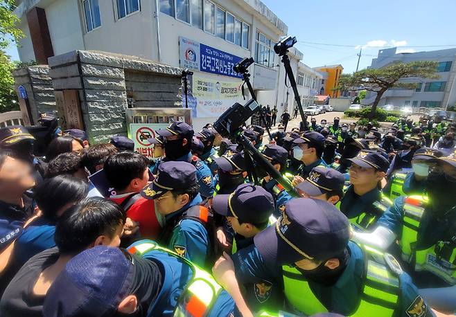 ▲ 5월23일 강원 춘천시 전국교직원노동조합(전교조) 강원지부에서 국가정보원이 압수수색을 진행하자 노조원과 경찰이 마찰을 빚고 있다. 국가정보원은 이날 경찰청 국가수사본부와 합동으로 국가보안법 위반 혐의로 전교조 강원지부 소속 사무실과 신체, 차량 등 8건에 대한 압수수색을 진행 중이라고 밝혔다. ⓒ 연합뉴스