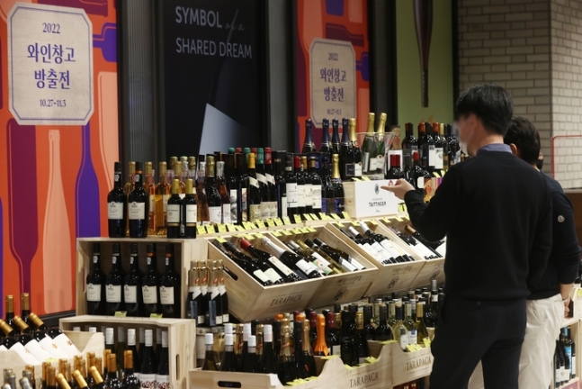 지난해 11월 서울 소재 한 백화점에서 열린 대규모 와인 할인 행사에서 시민들이 와인을 고르고 있다. [사진 출처 = 연합뉴스]