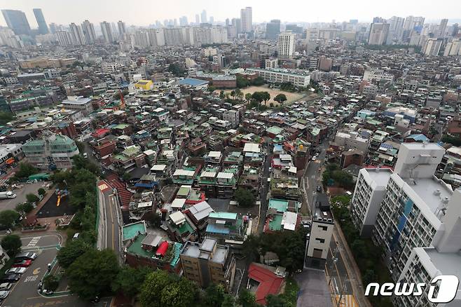 (서울=뉴스1) 민경석 기자 = 홍남기 경제부총리 겸 기획재정부 장관이 28일 오후 서울 영등포구 신길2구역 도심공공주택 복합사업 현장을 방문해 사업 보고를 받았다. 사진은 28일 신길2구역 사업 현장 모습. 2021.7.28/뉴스1