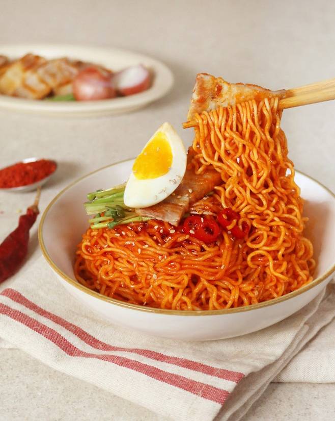 오뚜기는 2020년 출시한 진비빔면의 소스를 업그레이드하고 중량도 20% 늘린 '진비빔면 배사매무초'를 출시했다. /사진=오뚜기