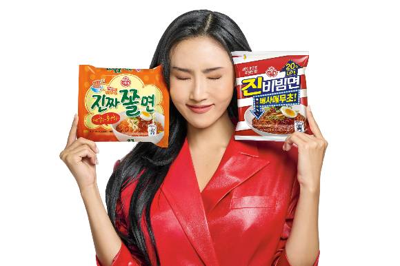 오뚜기는 진비빔면 모델로 그룹 마마무의 멤버 화사를 발탁했다. /사진제공=오뚜기