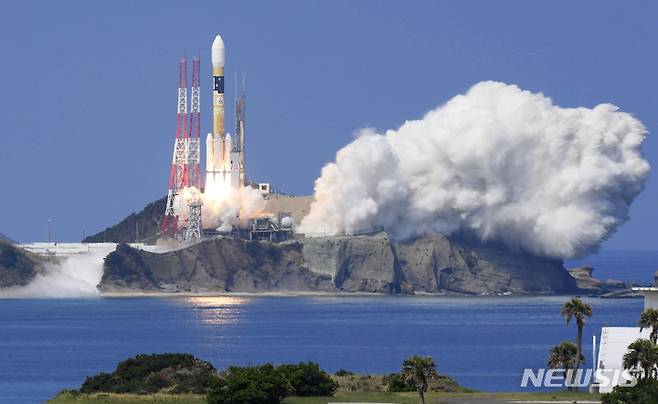 [다네가시마=AP/뉴시스]2017년 8월 위성항법시스템(GPS) 위성 '미치비키'를 실은 H2A 로켓이 일본 가고시마현 다네가시마 우주센터에서 발사되는 모습. 2023.05.24.
