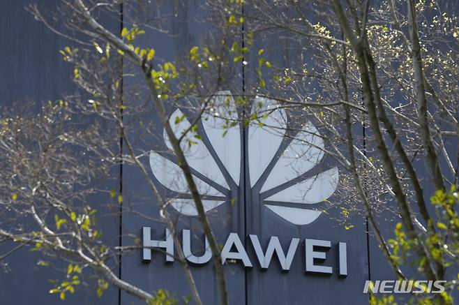 [선전(중국)=AP/뉴시스]지난 2021년 9월25일 중국 선전 화웨이 본사의 한 건물에 걸린 화웨이 로고의 모습. 2023.05.24.