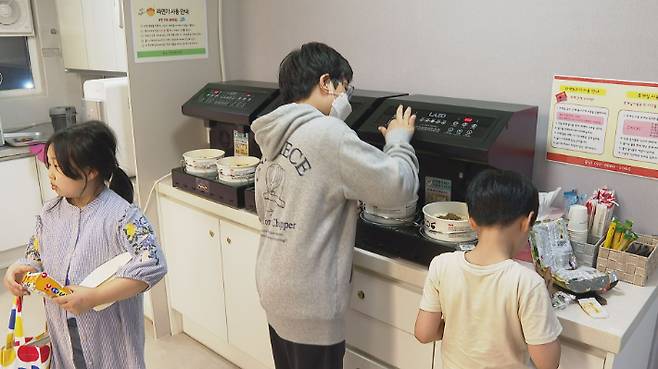 스터디카페에는 일명 한강 라면을 즐길 수 있는 기계도 설치돼 학생들에게 인기를 얻고 있다.
