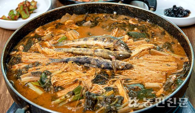 ‘마주조림’은 충북 옥천을 대표하는 향토음식이다. 모래무지와 무·시래기, 얼큰한 양념장을 넣고 바글바글 조려 만든다.