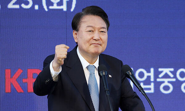 윤석열 대통령이 23일 서울 용산 대통령실 잔디마당에서 열린 '2023 대한민국 중소기업인대회'에서 격려사를 마친 뒤 주먹을 쥐고 응원하고 있다. 대통령실통신사진기자단