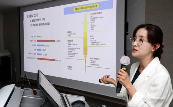 24일 오전 서울 중구 대한간호협회 대강당에서 열린 간호법 관련 준법투쟁 1차 진행 결과 발표 기자회견에 참석한 최훈화 정책 전문위원이 조사 내용을 발표하고 있다. 뉴시스