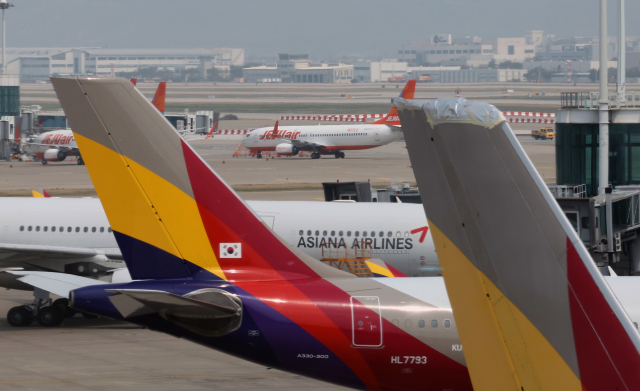 인천국제공항에서 아시아나항공기들이 출발을 기다리고 있다./연합뉴스
