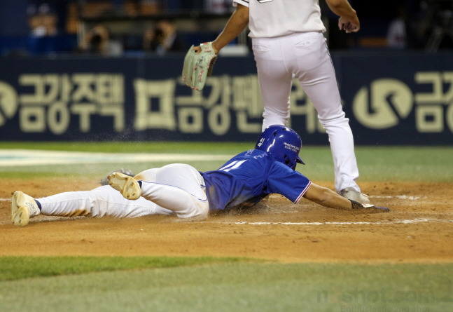 정철원의 폭투 때 홈을 파고 들고 있는 김현준. /사진=삼성 라이온즈