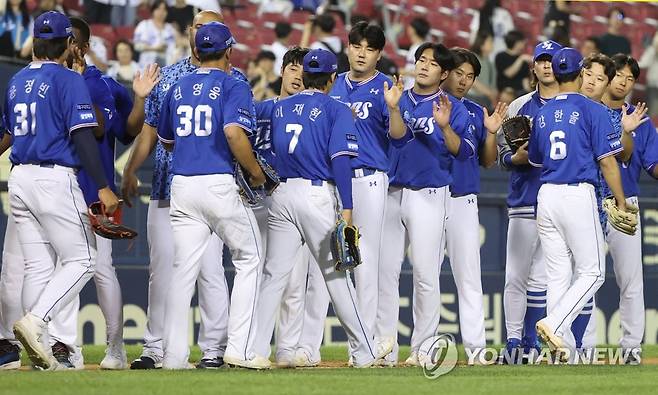 6대 1 승리 거둔 삼성 (서울=연합뉴스) 김성민 기자 = 24일 오후 서울 잠실야구장에서 열린 2023 프로야구 삼성 라이온즈와 두산 베어스의 경기, 6대 1로 승리한 삼성 선수들이 기뻐하고 있다. 2023.5.24 ksm7976@yna.co.kr