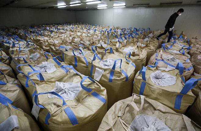 용인시 농협쌀조합공동사업법인 미곡종합처리장 저온창고에서 직원이 수매 후 보관 중인 쌀을 살펴보는 모습.(사진=뉴스1)