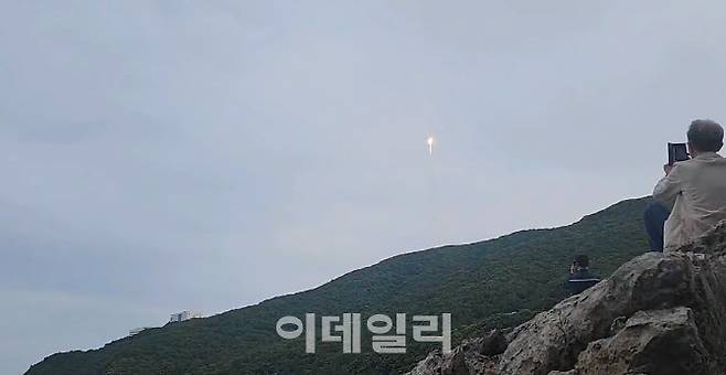 국산 로켓 누리호가 우주를 향해 올라가고 있다.(사진=이데일리 강민구 기자)