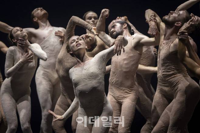 예테보리 오페라 댄스컴퍼니와 안무가 샤론 에얄의 작품 ‘SAABA’의 한 장면. (사진=LG아트센터)