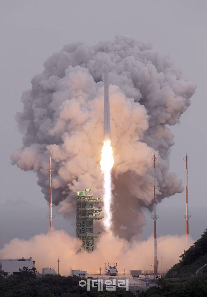 누리호가 25일 전남 고흥 나로우주센터에서 우주로 향하고 있다.(사진=한국항공우주센터)