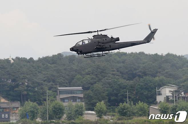 24일 경기 여주시 연양동 남한강 일대에서 육군 코브라 공격 헬기가 공중에서 도하훈련을 엄호하고 있다. 2023.5.24/뉴스1 ⓒ News1 김영운 기자