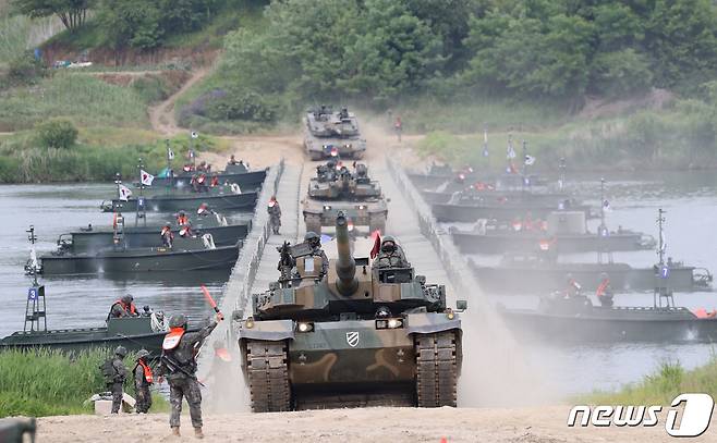 24일 경기 여주시 연양동 남한강 일대에서 육군 제11기동사단 장병들이 도하훈련을 하고 있다. 2023.5.24/뉴스1 ⓒ News1 김영운 기자