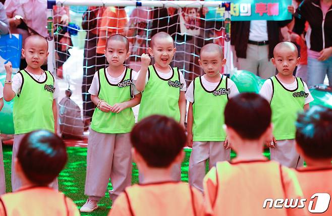 동자승들과 선재 어린이집 원아들이 24일 서울 종로구 조계사에서 열린 '제1회 천진불배 어린이 축구대회'에서 파이팅을 외치고 있다. 2023.5.24/뉴스1 ⓒ News1 안은나 기자