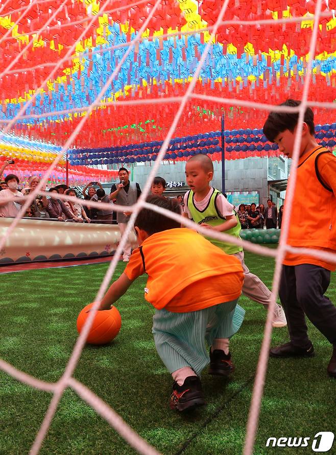 동자승들과 선재 어린이집 원아들이 24일 서울 종로구 조계사에서 열린 '제1회 천진불배 어린이 축구대회'에서 열띤 경기를 펼치고 있다. 2023.5.24/뉴스1 ⓒ News1 안은나 기자