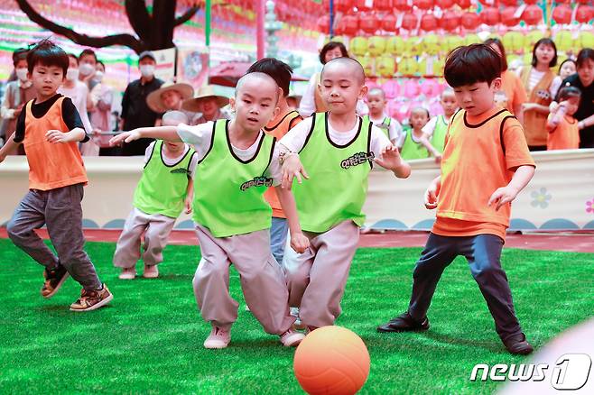 동자승들과 선재 어린이집 원아들이 24일 서울 종로구 조계사에서 열린 '제1회 천진불배 어린이 축구대회'에서 열띤 경기를 펼치고 있다. 2023.5.24/뉴스1 ⓒ News1 안은나 기자