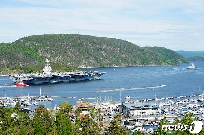 세계 최대 규모를 자랑하는 미국 핵 추진 항공모함인 제럴드 R. 포드호가 24일(현지시간) 노르웨이 오슬로항에 입항하기 위해 피오르만을 따라 이동하고 있다. 2023.05.24. ⓒ AFP=뉴스1 ⓒ News1 김성식 기자