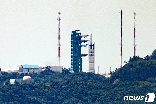 한국형 우주발사체 누리호(KSLV-Ⅱ)가 25일 오후 전남 고흥군 나로우주센터 발사대에 기립돼 있다. 과학기술정보통신부는 이날 오전 누리호 발사관리위원회에서 오후 6시 24분에 3차 발사 재시도를 한다고 밝혔다. 2023.5.25/뉴스1 ⓒ News1 이재명 기자
