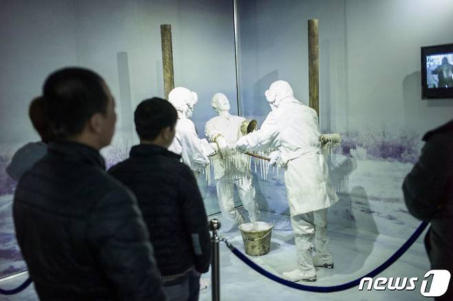 중국 북동부 헤이룽장성 하얼빈에 있는 731부대 박물관에서 인체 실험 장면 방문객들이 재현된 일본군의 인체 실험 장면을 보고 있다. 2015.01.07/뉴스1 ⓒ AFP=뉴스1 ⓒ News1 김민수 기자